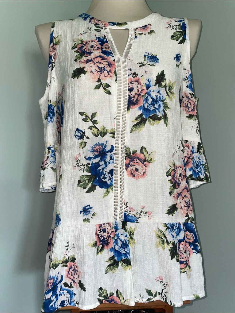 Blu Pepper Women’s Medium Floral Cold Shoulder Tunic Blouse White Blue Pink